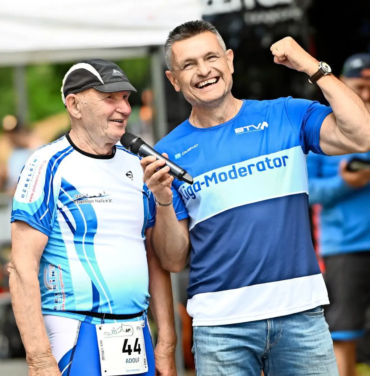 Helmut Dorsch (rechts) freut sich auf die Rückkehr an den Untreusee. Bei der dort letzten Auflage 2023 war er noch Sprecher und feierte hier den Zieleinlauf des damals 83-Jährigen Nailaers Adolf Futterleib auf der Sprintdistanz (750 m/20 km/5 km). Foto: Katharina Hübner